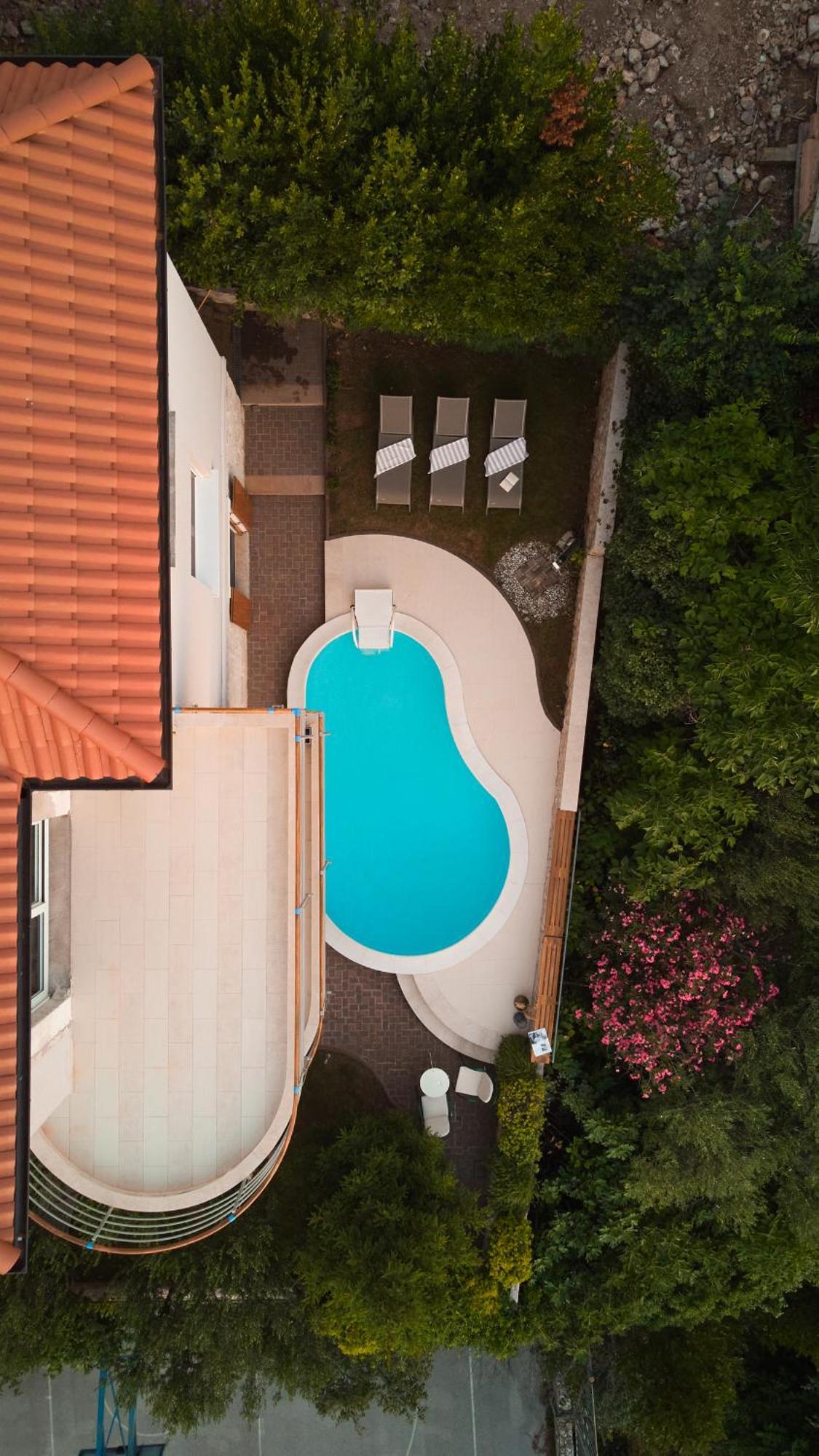 Luxurious City Retreat With Pool 希贝尼克 外观 照片