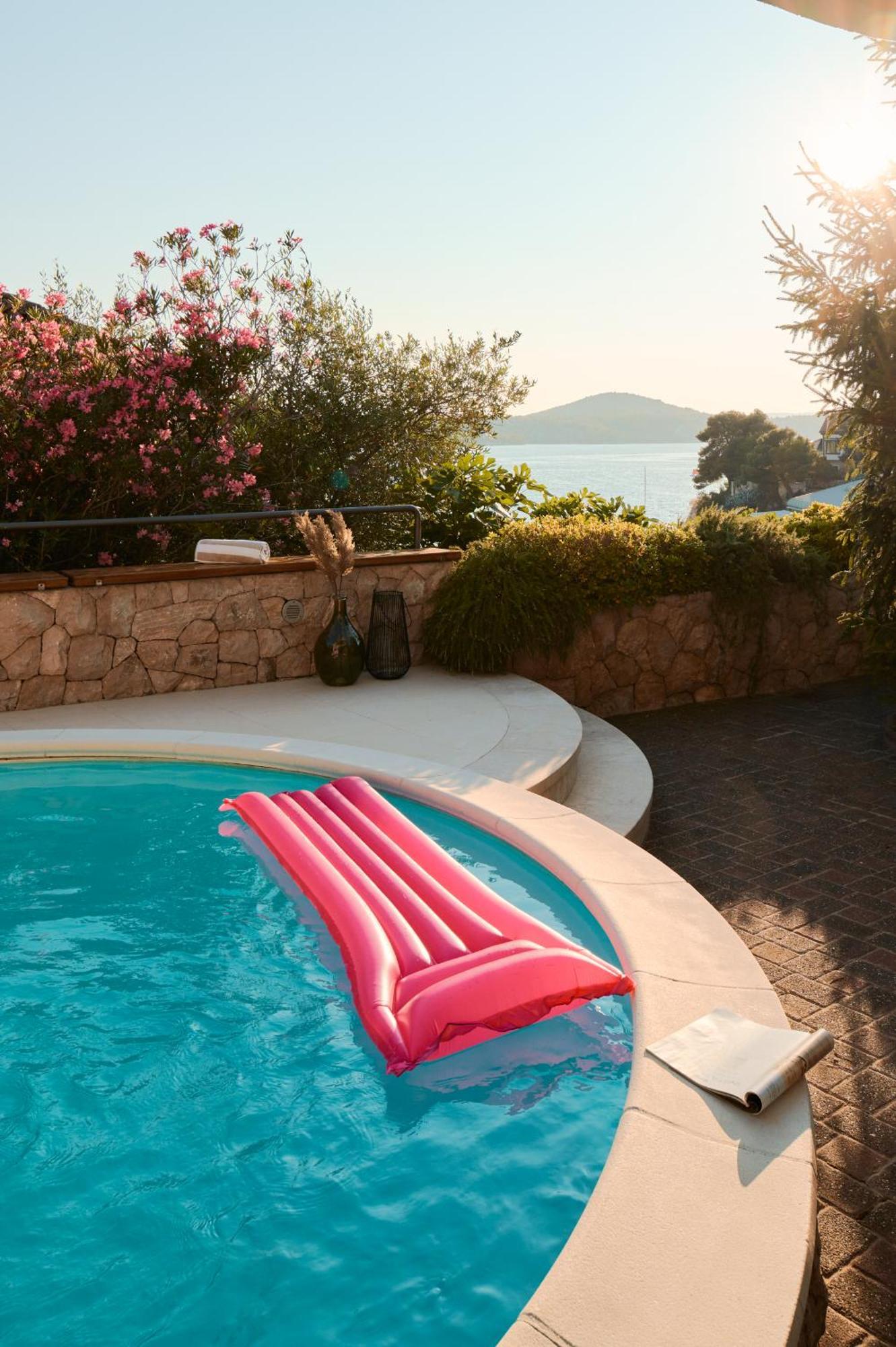 Luxurious City Retreat With Pool 希贝尼克 外观 照片