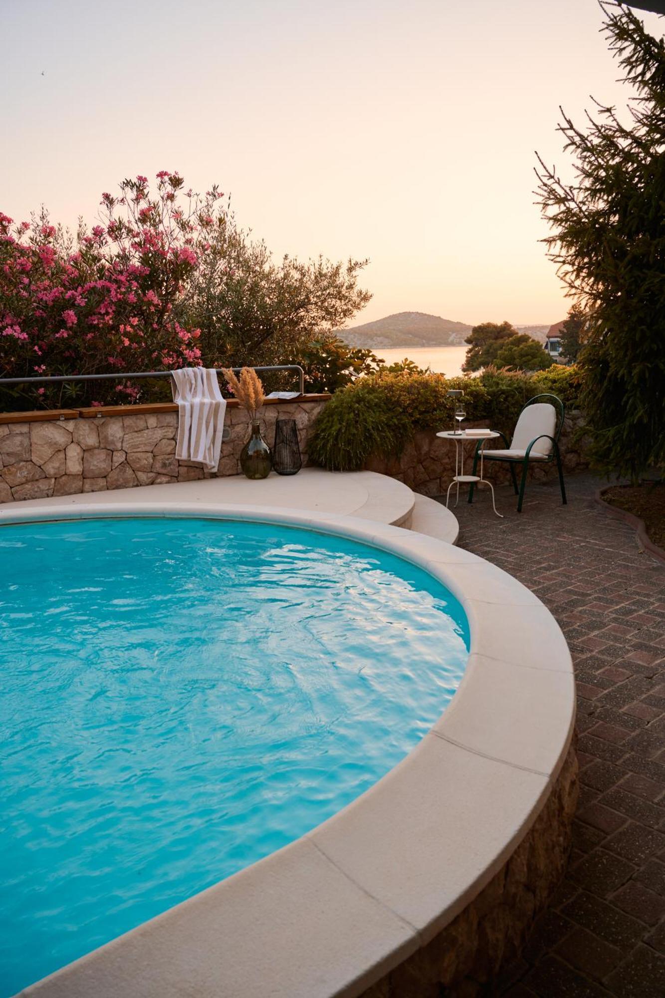 Luxurious City Retreat With Pool 希贝尼克 外观 照片