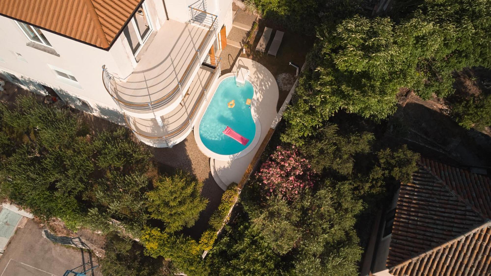 Luxurious City Retreat With Pool 希贝尼克 外观 照片