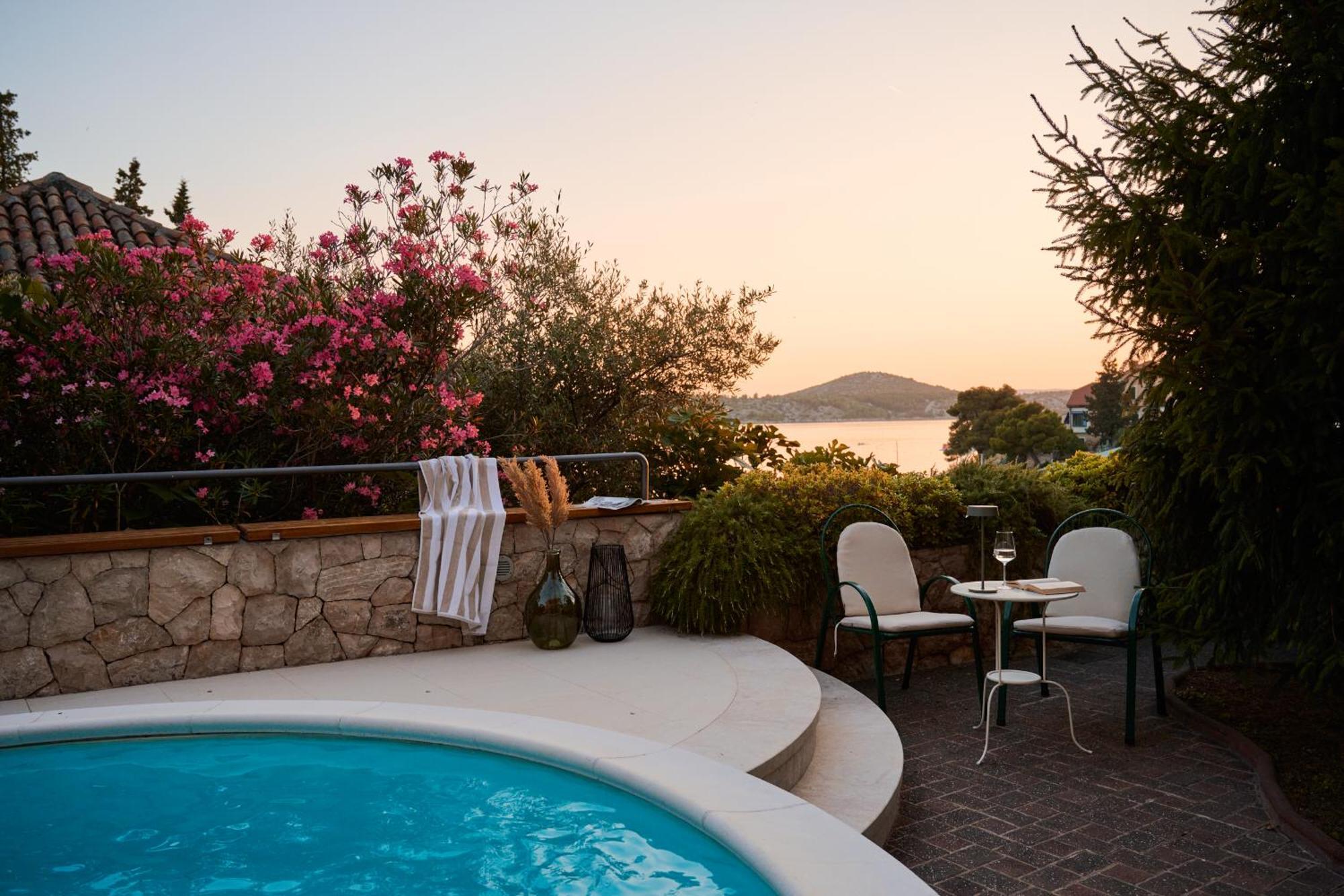 Luxurious City Retreat With Pool 希贝尼克 外观 照片