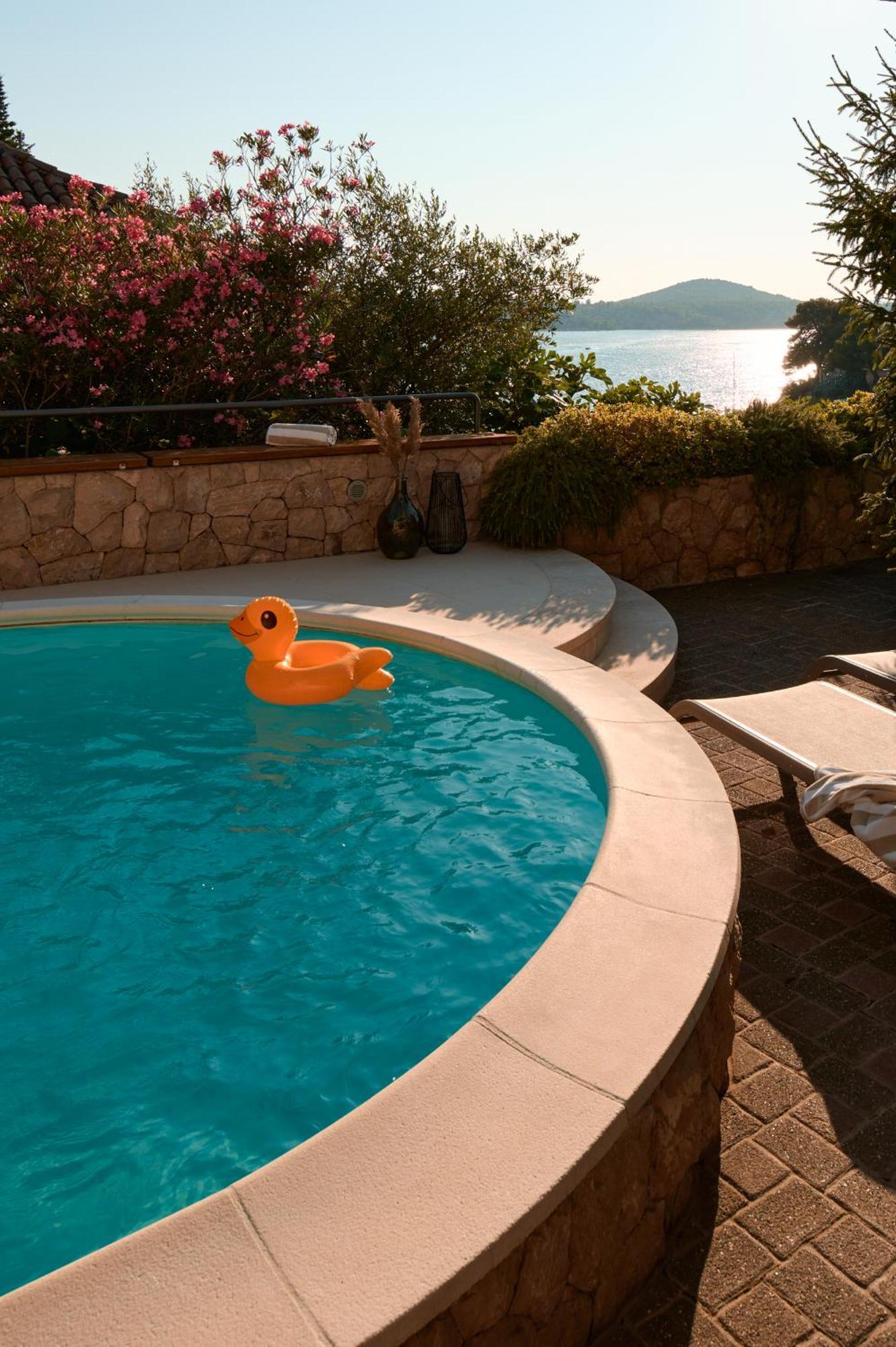 Luxurious City Retreat With Pool 希贝尼克 外观 照片